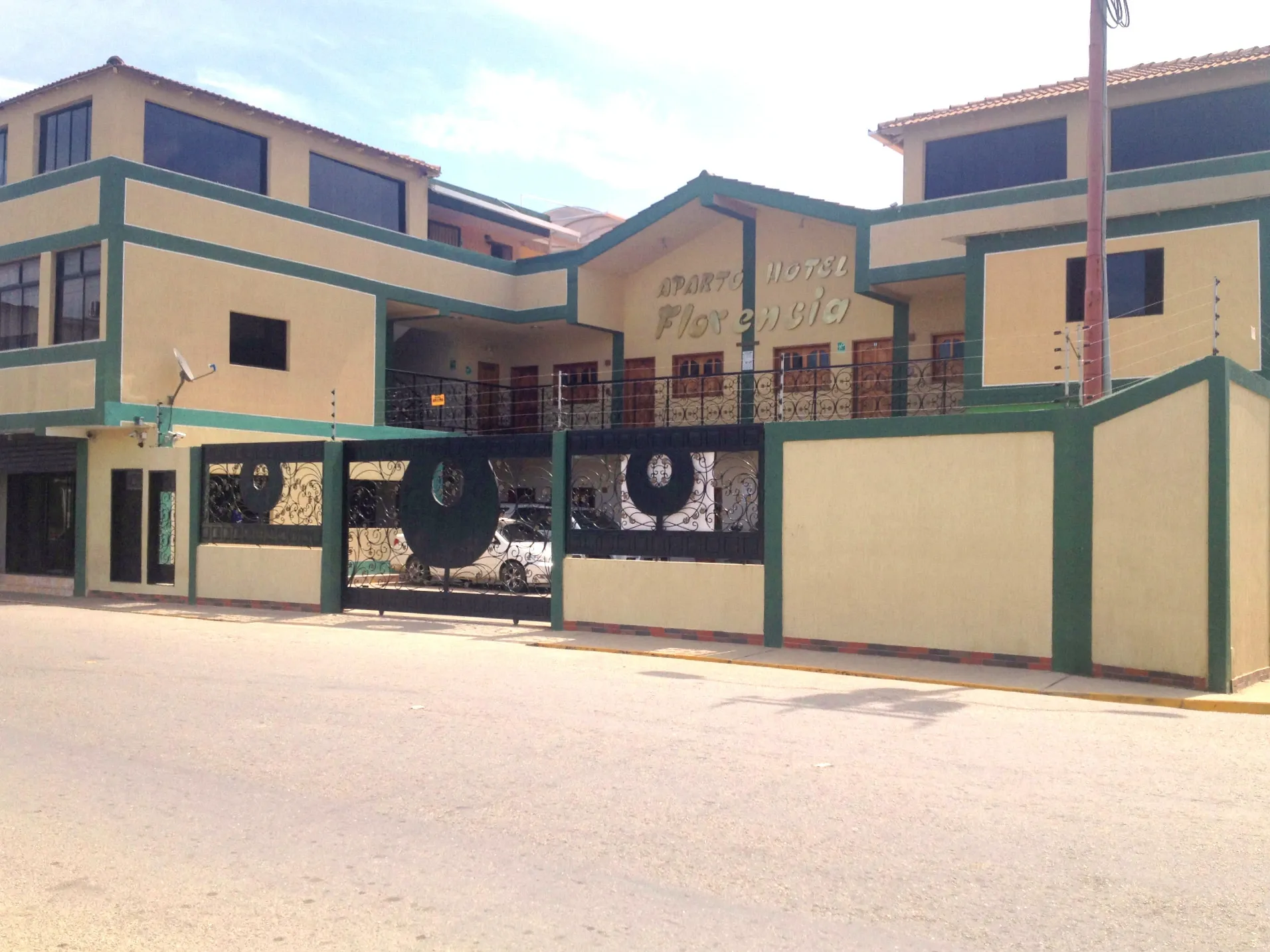 Fachada frontal de Aparto-Hotel Florencia en Calle Bolívar s/n, Güiria, Estado Sucre