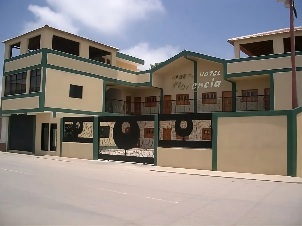Exteriores y perímetro vigilado del Aparto-Hotel Florencia en Güiria, Estado Sucre