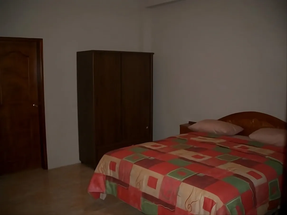 Habitación principal con cama Queen en Aparto-Hotel Florencia