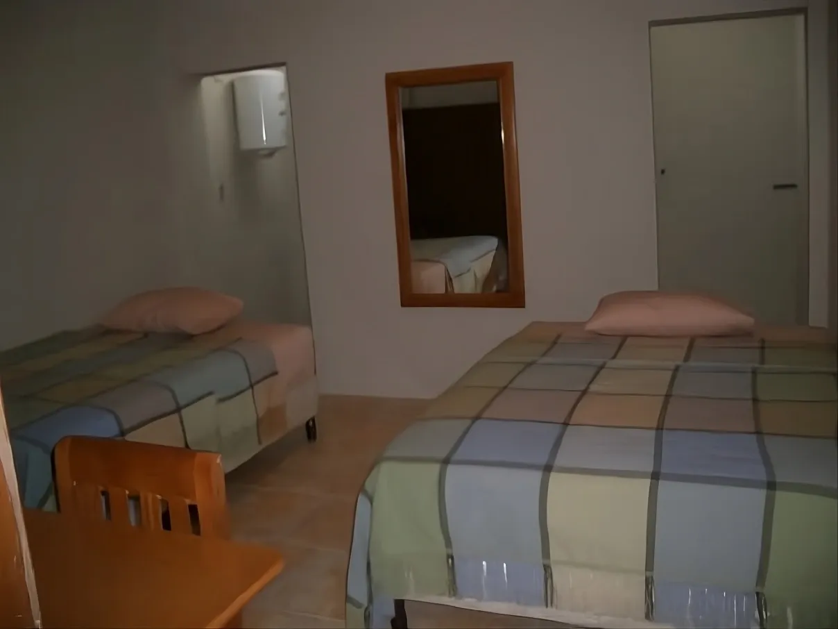 Detalle de habitación con baño privado en Aparto-Hotel Florencia