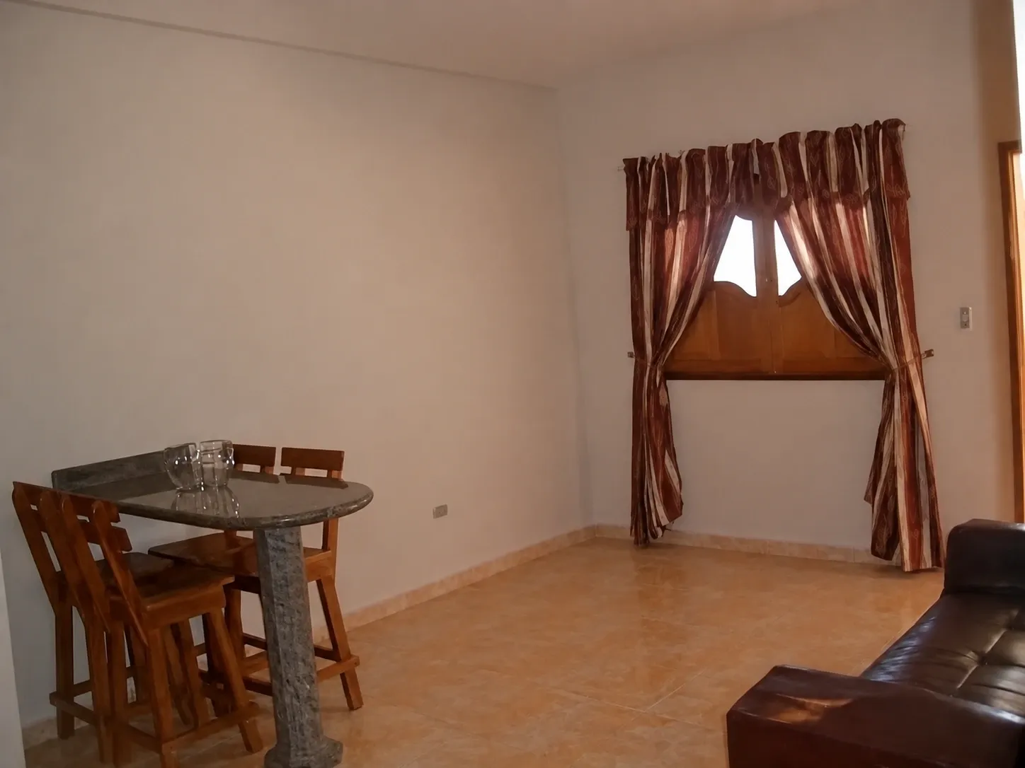 Sala de estar con televisor y Wi-Fi de alta disponibilidad del apartamento en Aparto-Hotel Florencia