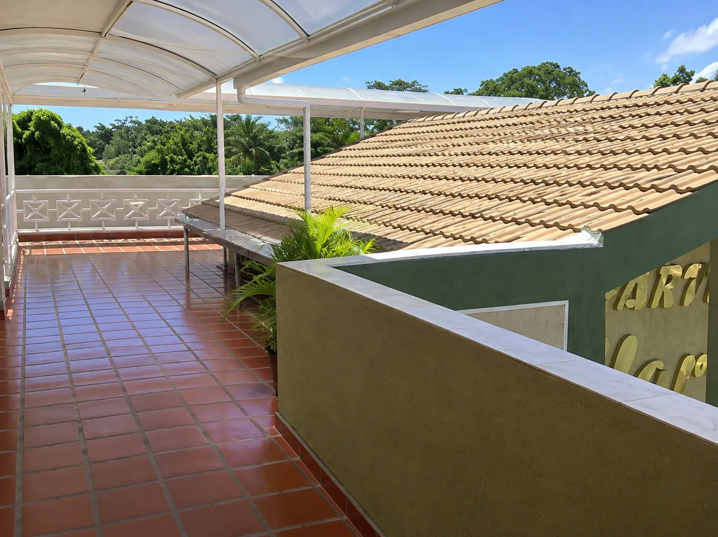Pasillo de terraza que conecta el comedor y el salón de reuniones del Aparto-Hotel Florencia