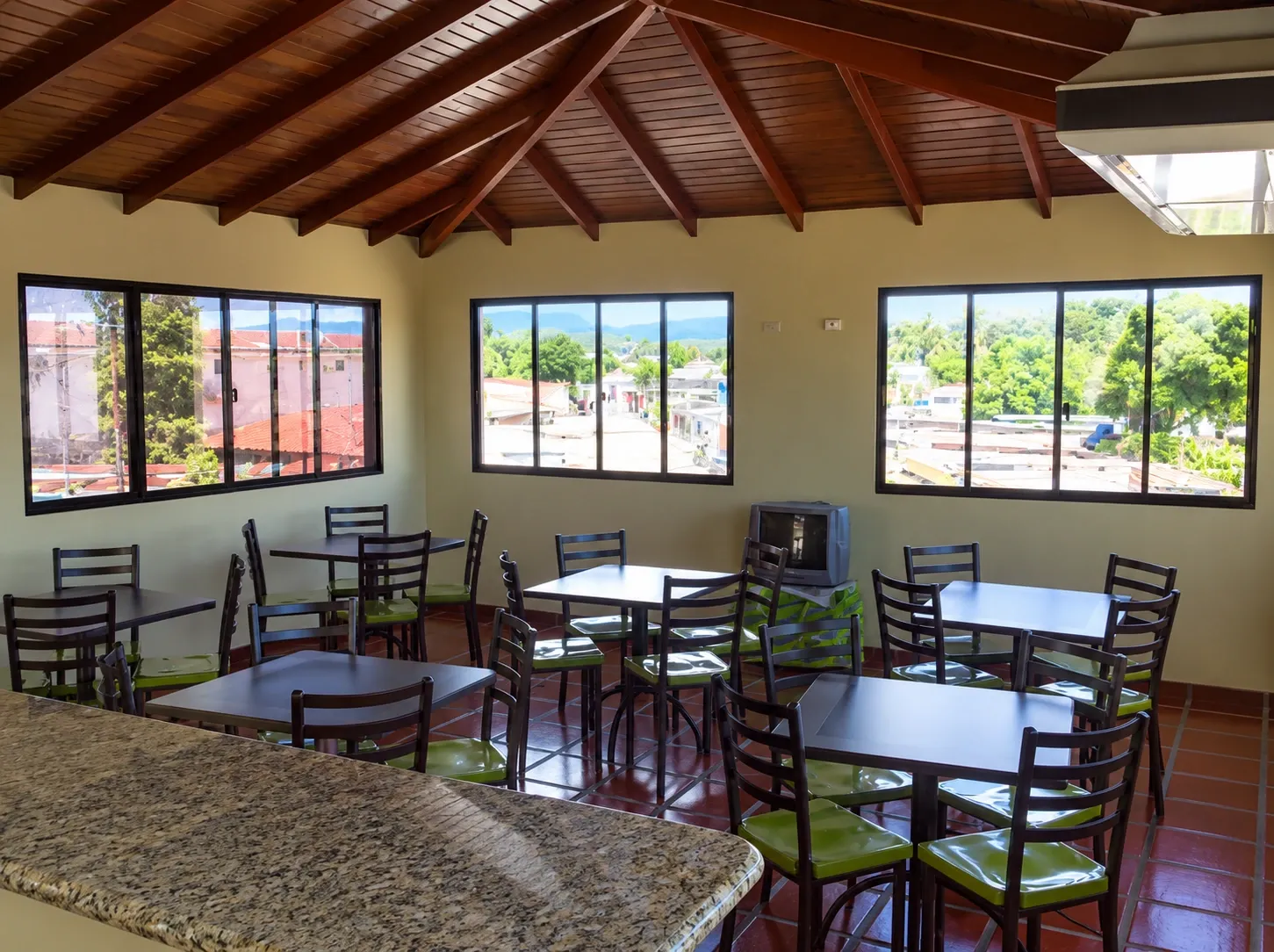 Espacio de comedor y alimentación del Aparto-Hotel Florencia en Güiria
